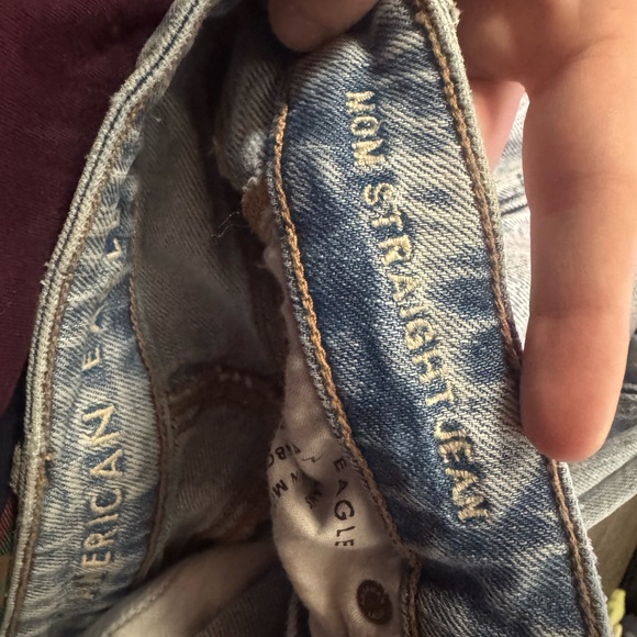 American Eagle Mom Jean Light Wash Distressed Straight Leg Jeans Size 4 regular - Picture 8 of 8